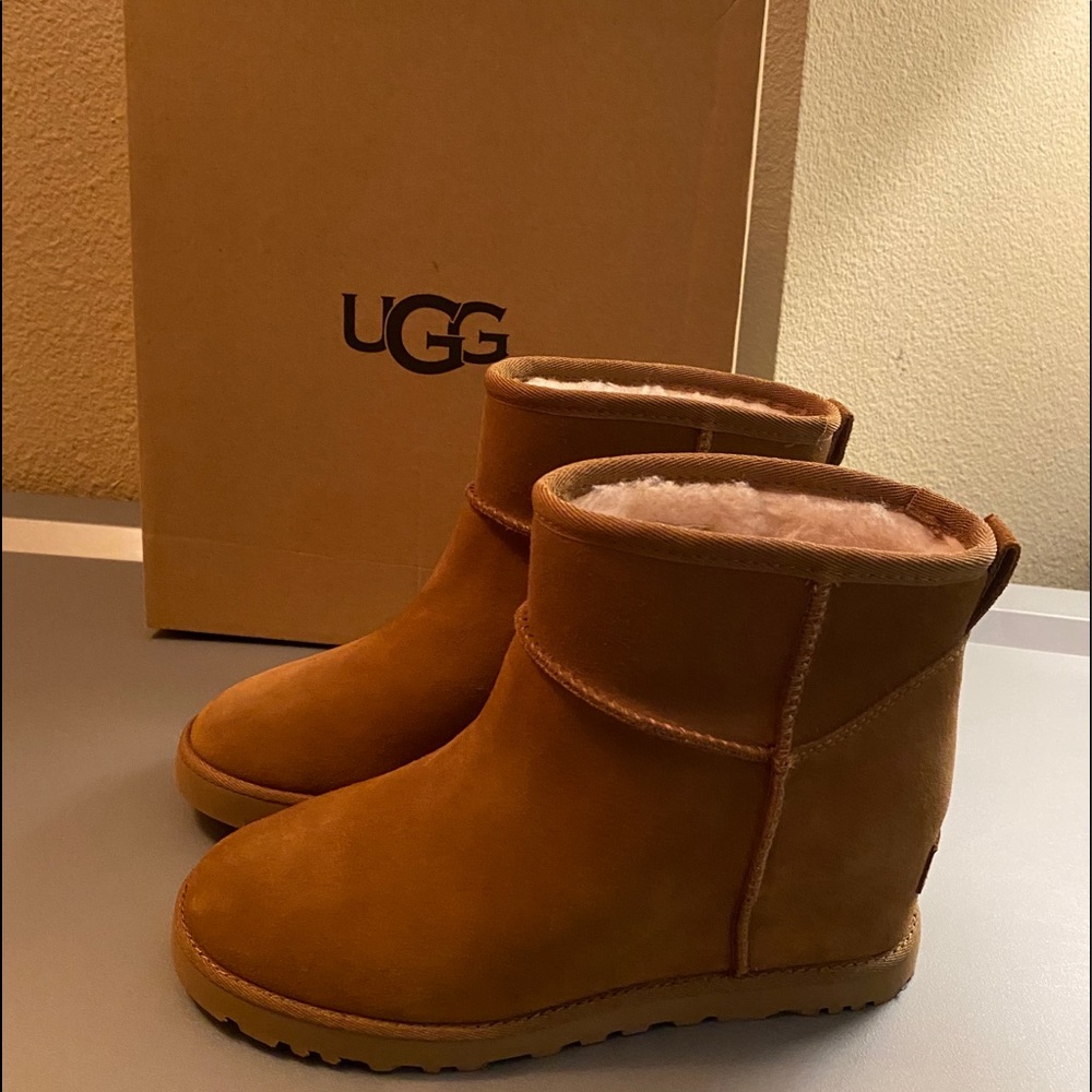 Authentic  UGG Australia Femme Wedge Mini Boots.